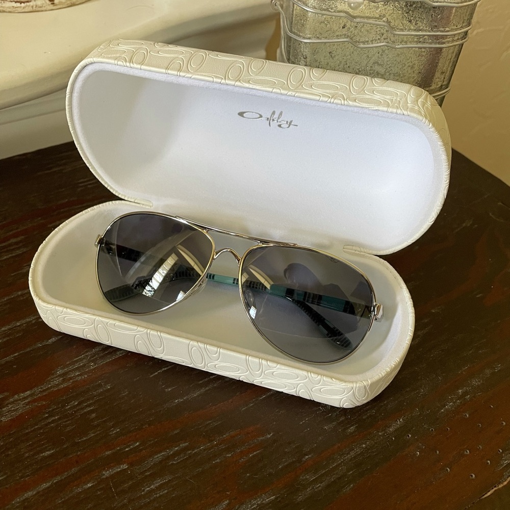 Oakley women’s Feedback sunglasses